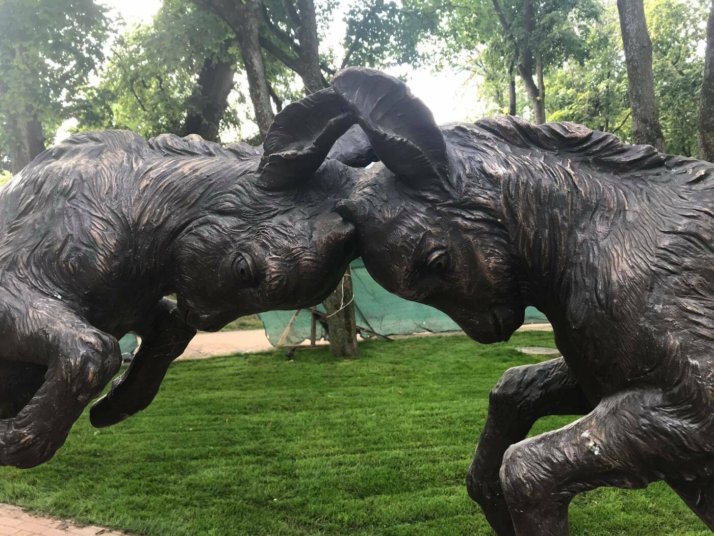 На Валу в Чернігові з’явилася скульптура двох мідних козликів: що вони символізують