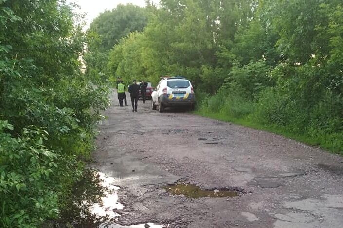 У громаді на Чернігівщині після зливи на дорозі утворилося провалля (Фотофакт)
