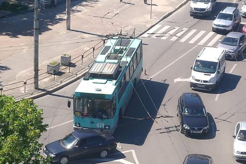 У Чернігові тролейбус потрапив у ДТП (Фотофакт)