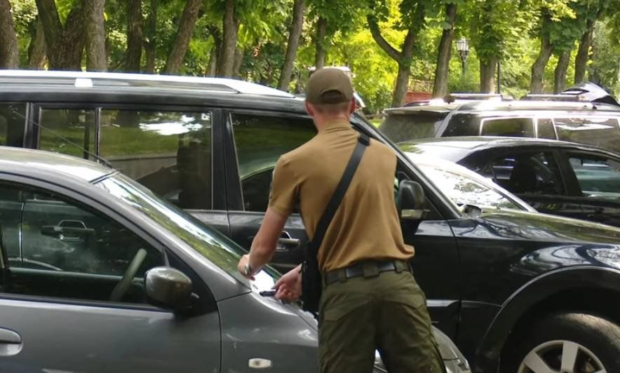 За кілька годин можна скласти до сотні протоколів: у Чернігові запрацювали муніципальні інспектори з паркування