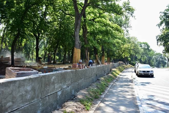 Вал у Чернігові: доріжки почали вкладати новим клінкером (ФОТОРЕПОРТАЖ)
