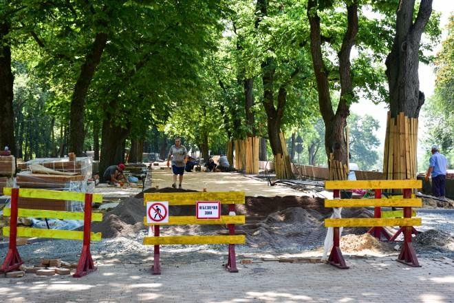 Вал у Чернігові: доріжки почали вкладати новим клінкером (ФОТОРЕПОРТАЖ)