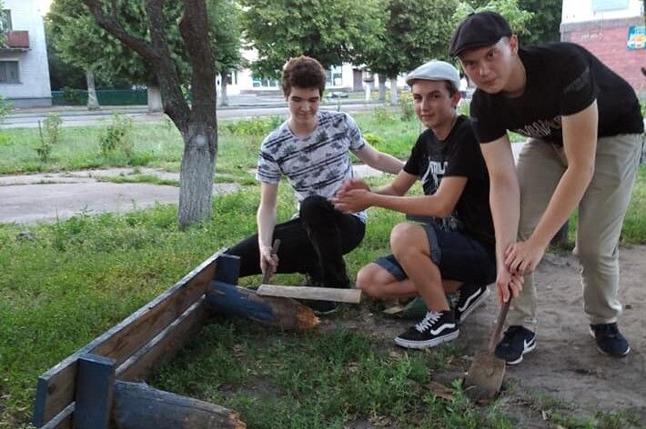 У Сновську небайдужа молодь полагодила лавки у міському саду