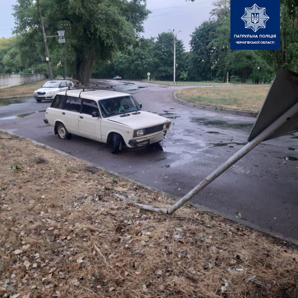Аварія у Чернігові. П‘яного водія занесло на мокрій дорозі