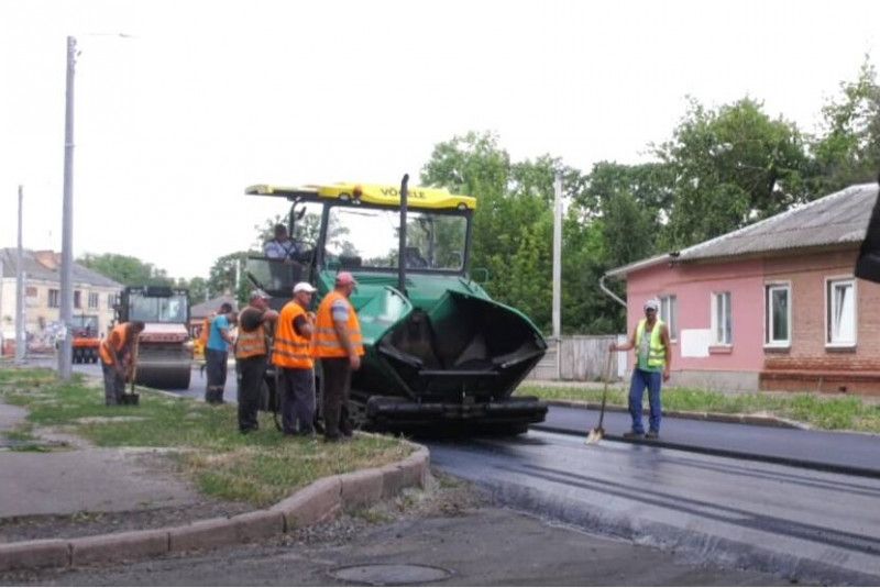 У Чернігові завершують ремонт дороги на вулиці Хлібопекарській