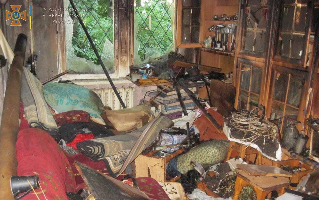 У Чернігові горіла квартира в п’ятиповерхівці: 7 мешканців евакуювали