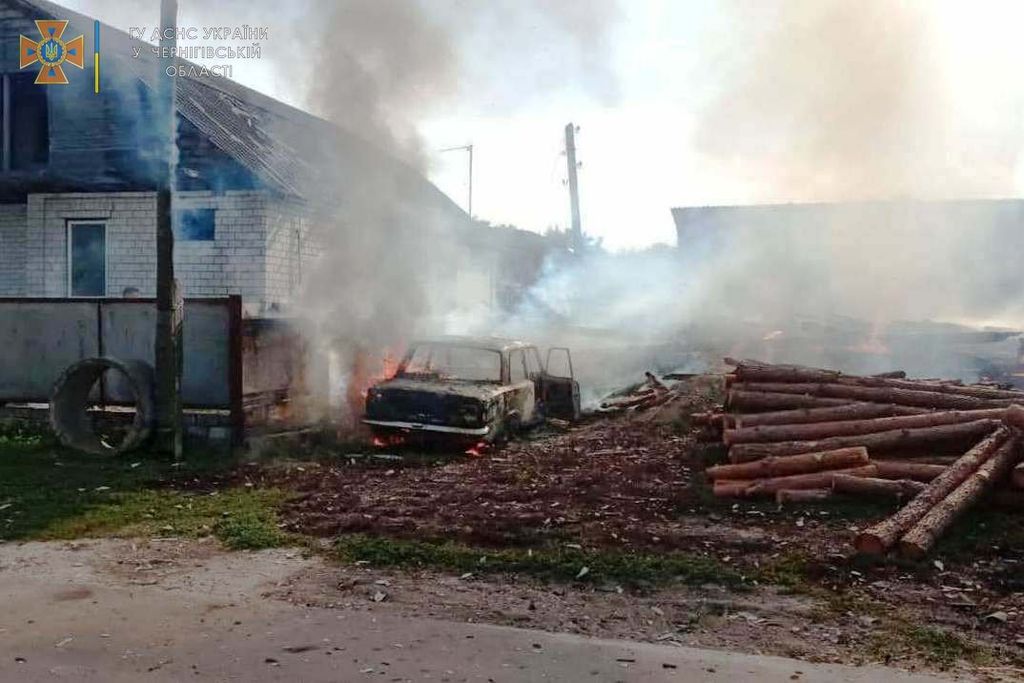 Діти гралися з вогнем: на Чернігівщині горіли два будинки, авто, паркан та стовпи