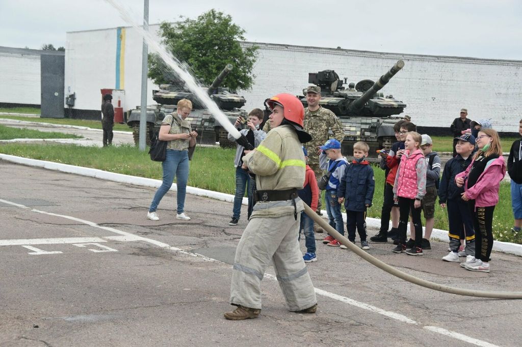 Чернігівські дітлахи провели день із танкістами