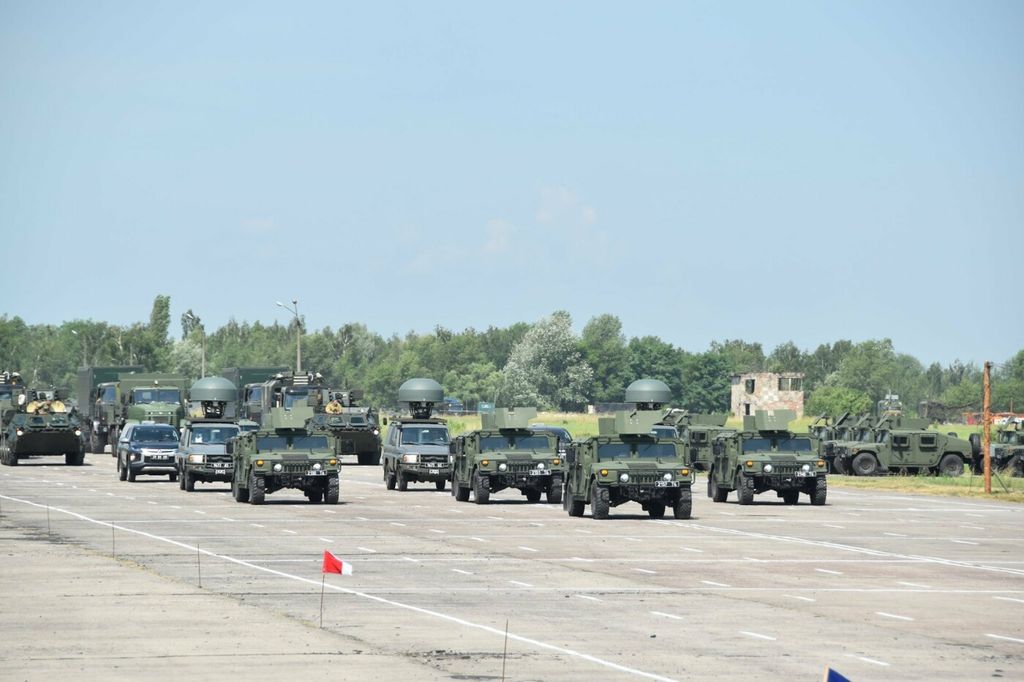 Підготовка до параду на чернігівському аеродромі: чи руйнують злітну смугу військові