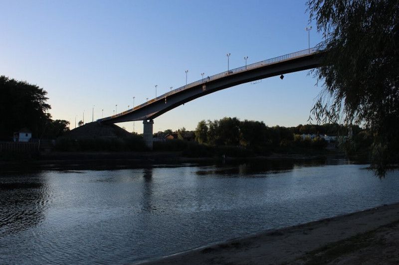 У Чернігові 26-річний хлопець стрибнув з пішохідного мосту