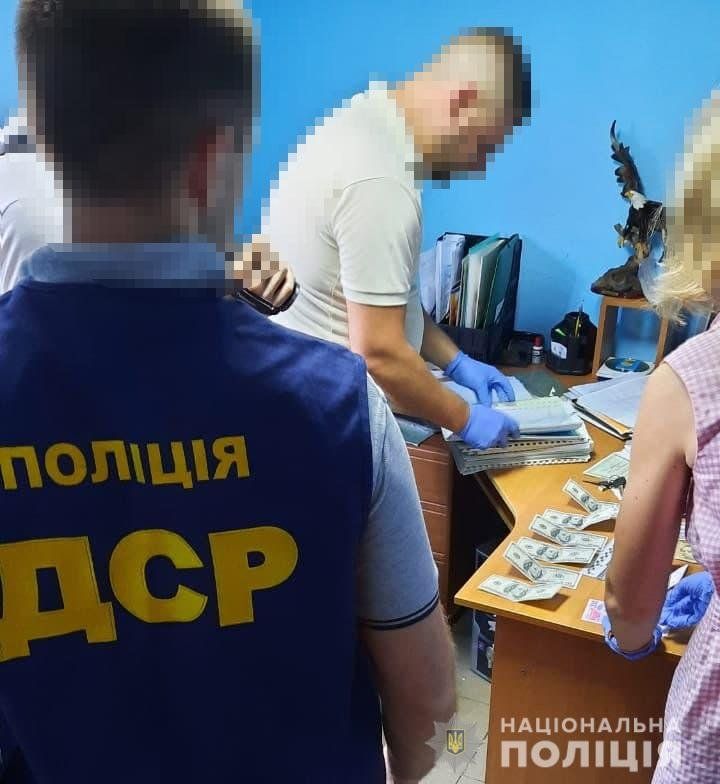 Чернігівські поліцейські викрили воєнкома, який вимагав $1200 хабара за непризов до армії