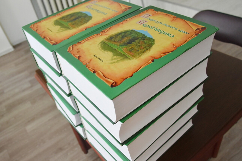 У школи Коропської громади закупили книжки «Література рідного краю. Чернігівщина»