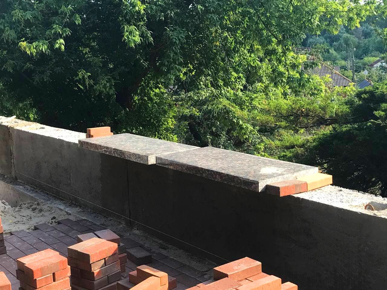 Парапет на Валу оздоблюють клінкерною цеглою (ФОТО)