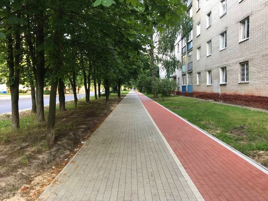 Вулиця Космонавтів у Чернігові з новими тротуарами та велодоріжками