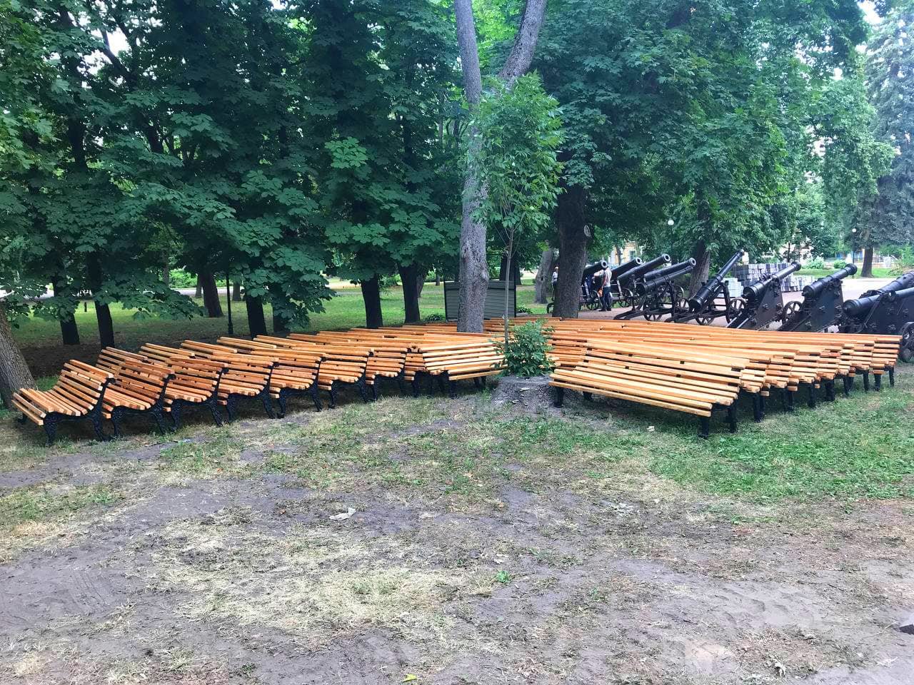 Парапет на Валу оздоблюють клінкерною цеглою (ФОТО)