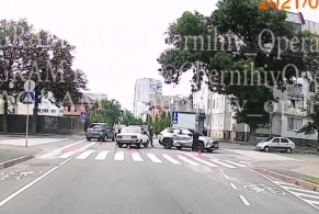 На чернігівському перехресті зіткнулися дві автівки (Відеофакт)