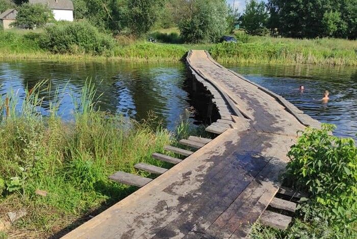 На озері Казакево полагодили місток (Фотофакт)
