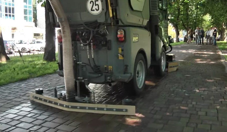 Сучасна техніка: на центральній алеї Чернігова зробили вологе прибирання