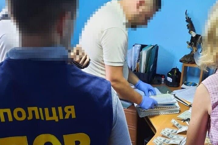 1200 доларів хабаря за непризов на службу – чернігівські поліцейські викрили військового комісара