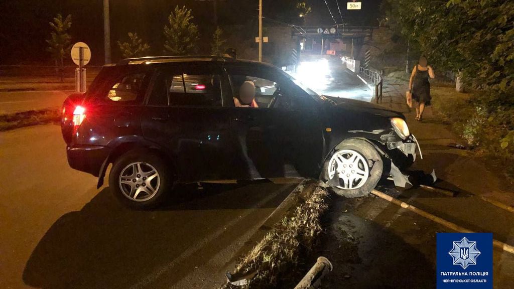 Нічне ДТП у Чернігові: на вулиці Любецькій п‘яний водій зніс металеву огорожу