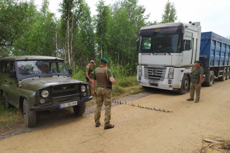 Поблизу кордону на Чернігівщині виявлено ваговози з піском без документів на видобуток