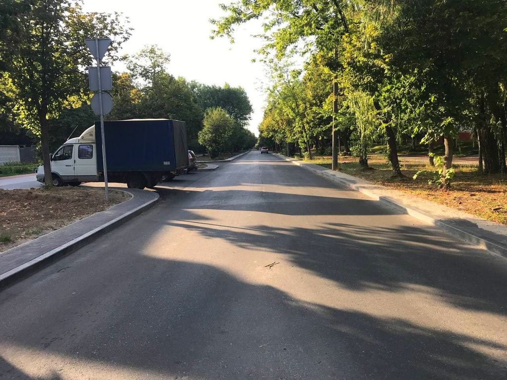 Вулиця Космонавтів у Чернігові з новими тротуарами та велодоріжками