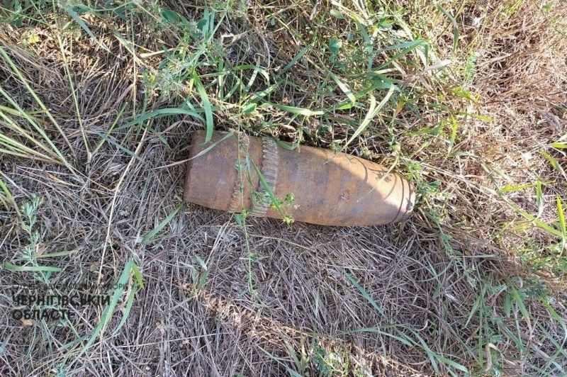 На Чернігівщині поблизу зупинки громадського транспорту знайдено снаряд