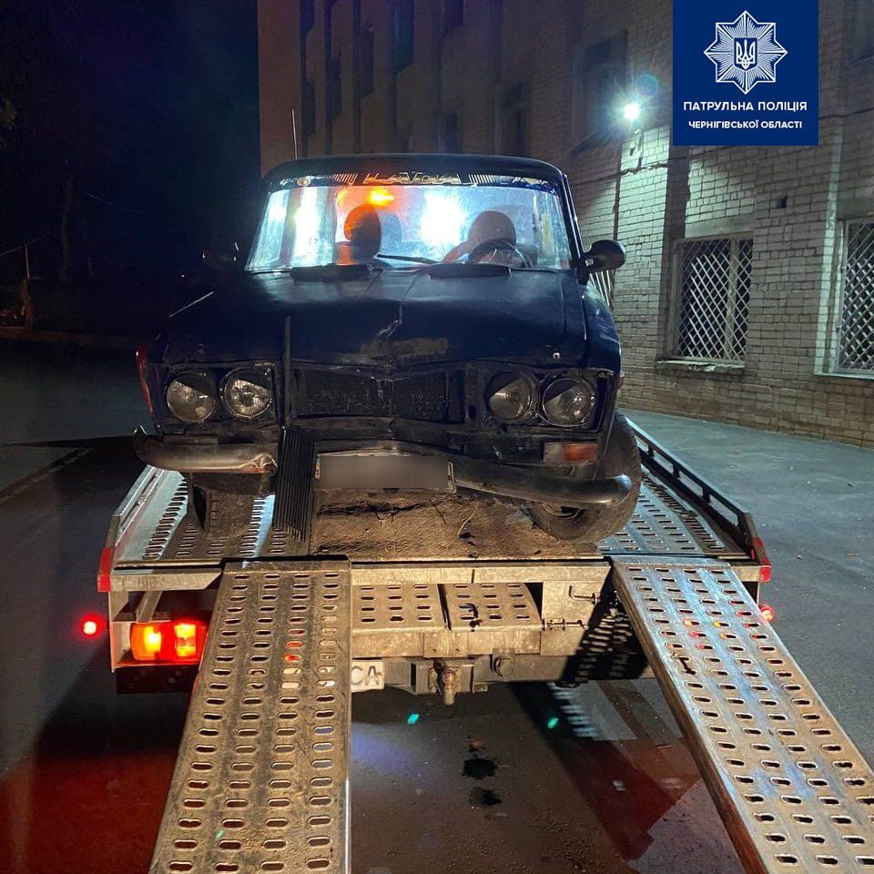 ДТП у Чернігові: 17-річний водій збив дорожній знак і втік