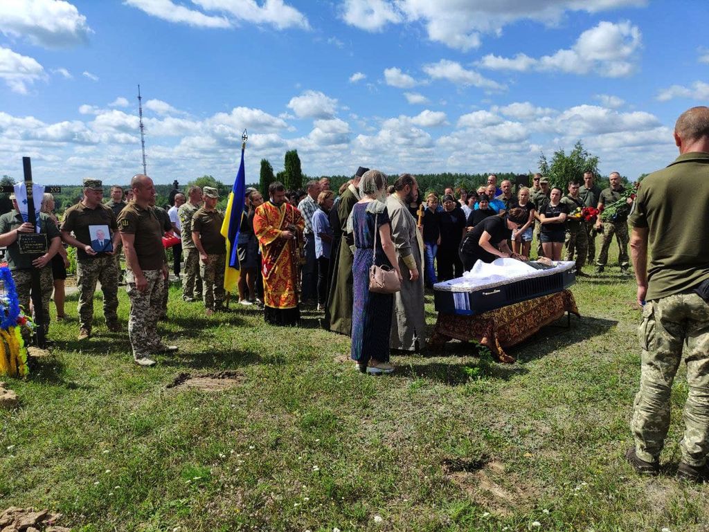 На Чернігівщині провели в останню путь 35-річного військового (ФОТО)