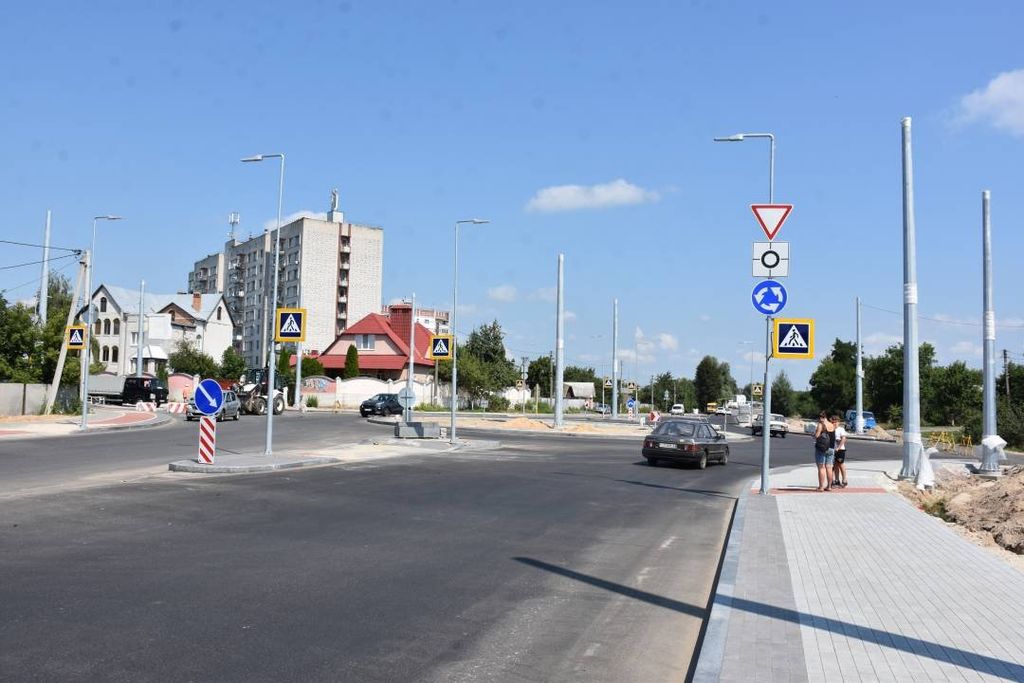 На перехресті Шевченка-Малиновського відкрили рух по колу (ФОТОРЕПОРТАЖ)