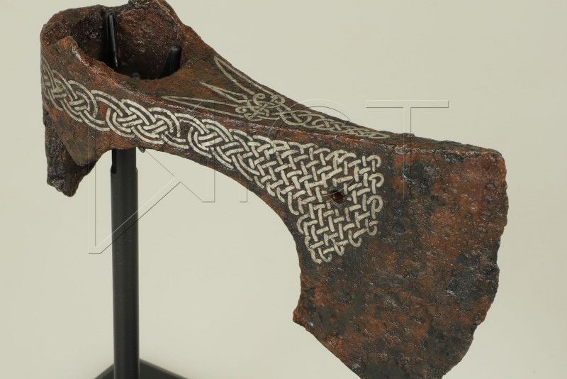 Неподалік Чернігова знайшли цінний артефакт – унікальну бойову сокиру з орнаментом (Фото)