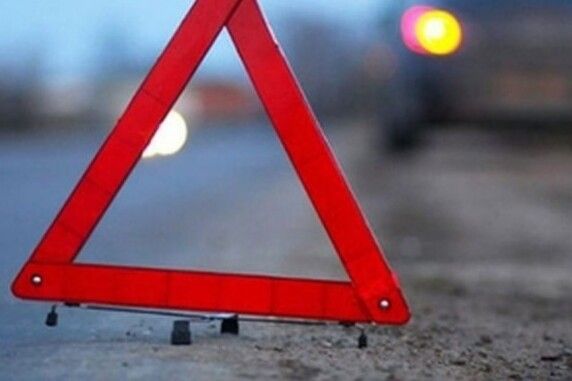 Невдалий обгін: на Чернігівщині дві автівки зіштовхнулися «лоб у лоб»