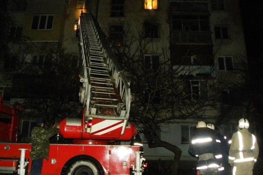 Вночі у Чернігові по вулиці Самострова горіла квартира: врятовано двох людей