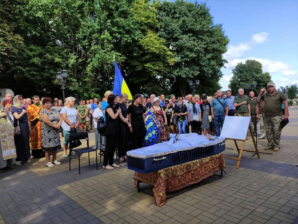 На Чернігівщині провели в останню путь 35-річного військового (ФОТО)