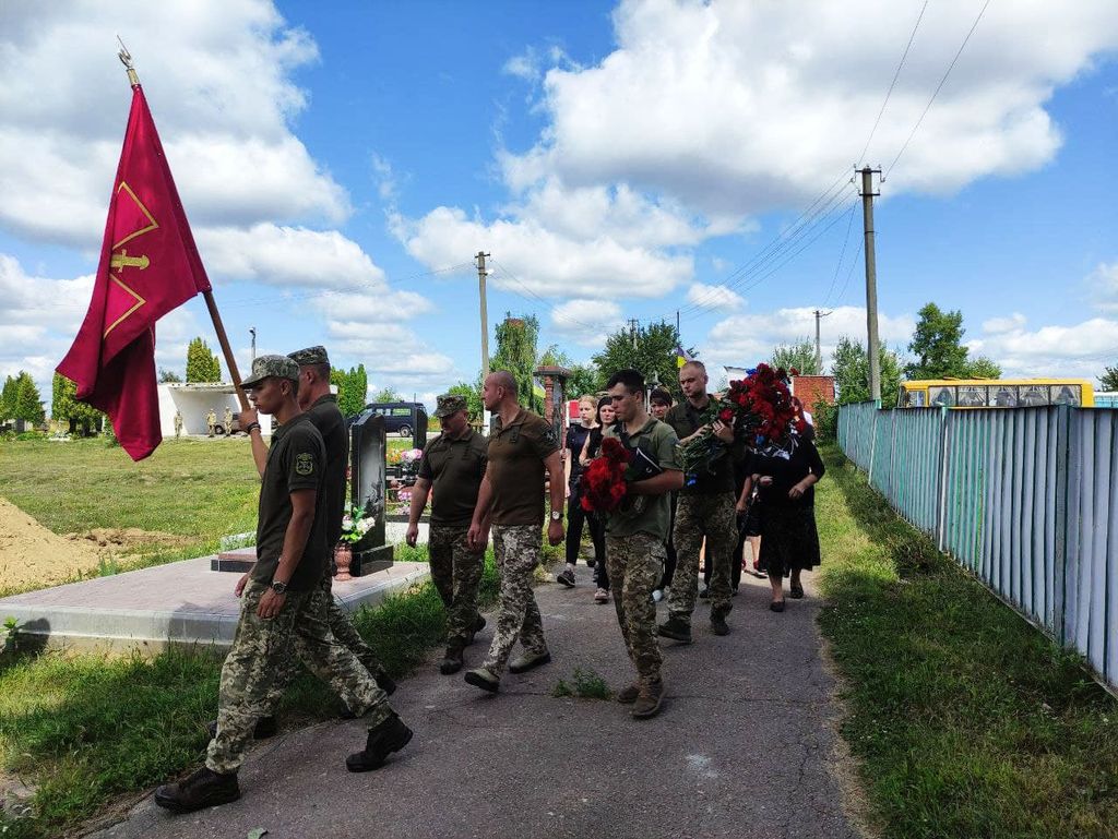 На Чернігівщині провели в останню путь 35-річного військового (ФОТО)
