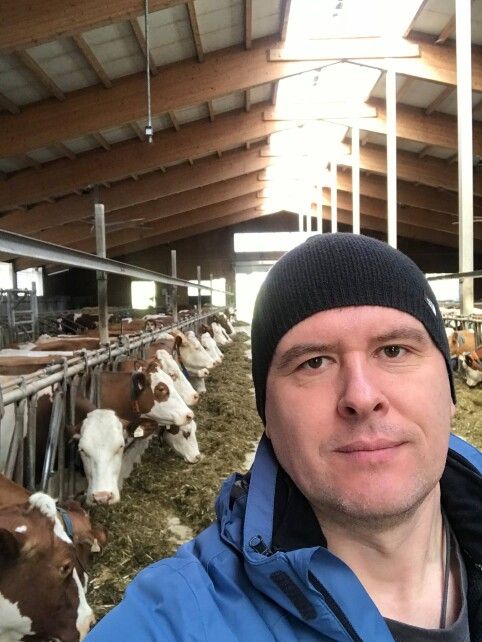 На Чернігівщині чоловік купив ферму, торгує органічним молоком і навчає через YouTube-канал секретів фермерства