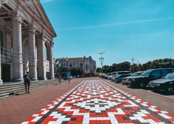 На Красній площі чернігівці оновили український орнамент (ФОТОРЕПОРТАЖ)