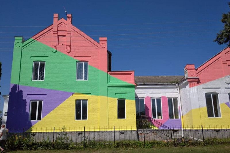 На Чернігівщині розфарбували школу в яскраві кольори (Фотофакт)