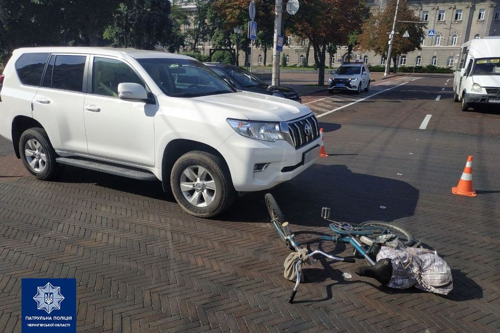 Водійка Тойоти Ленд Крузера збила велосипедиста на Красній площі (ФОТО)