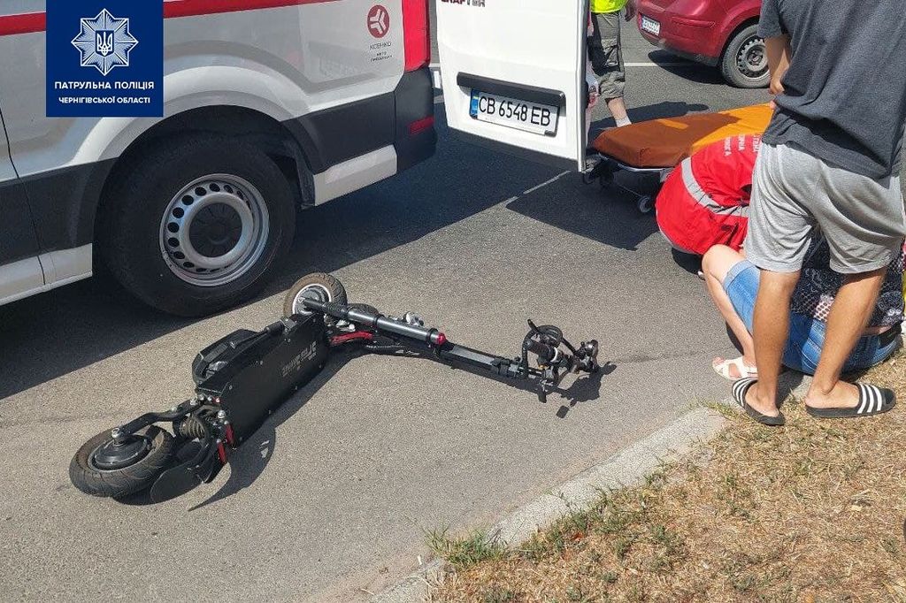 Водія, який збив електросамокатчика у Чернігові, знайшла поліція. Чому втік з місця ДТП?
