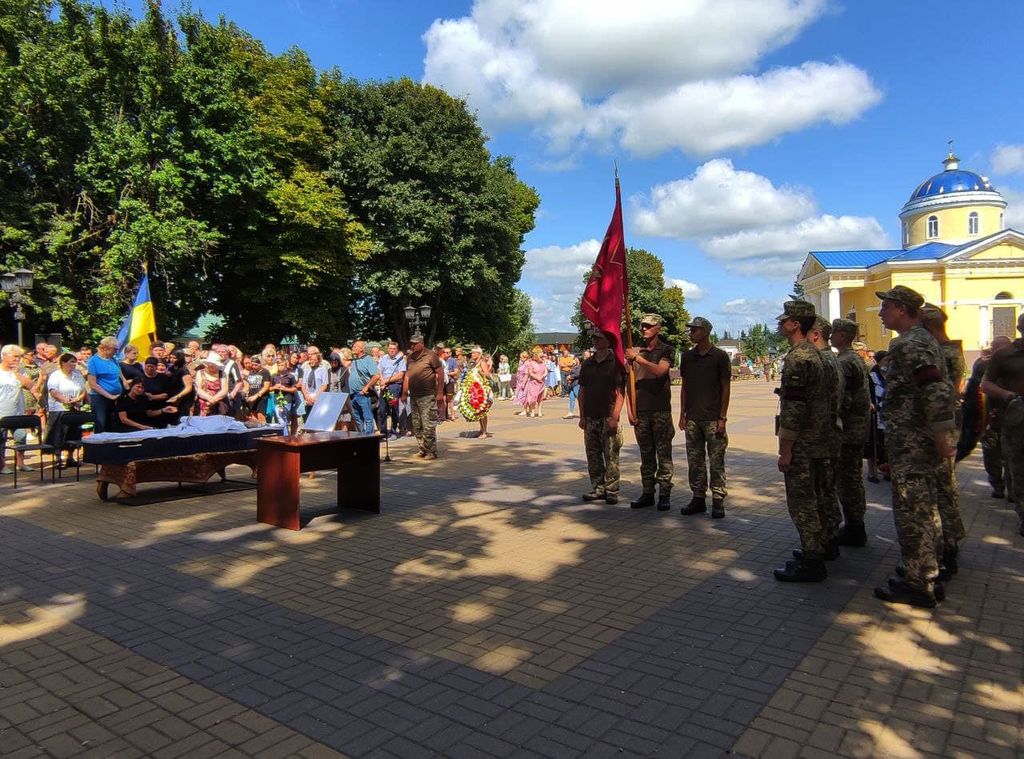 На Чернігівщині провели в останню путь 35-річного військового (ФОТО)
