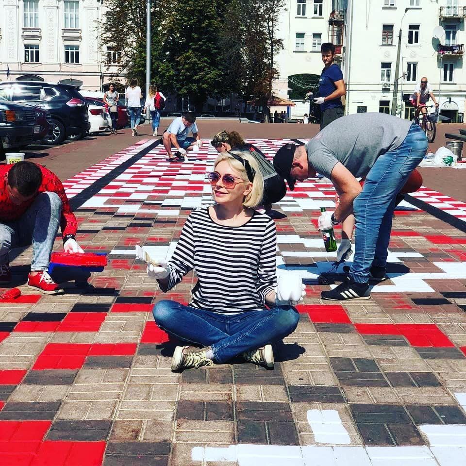 На Красній площі чернігівці оновили український орнамент (ФОТОРЕПОРТАЖ)