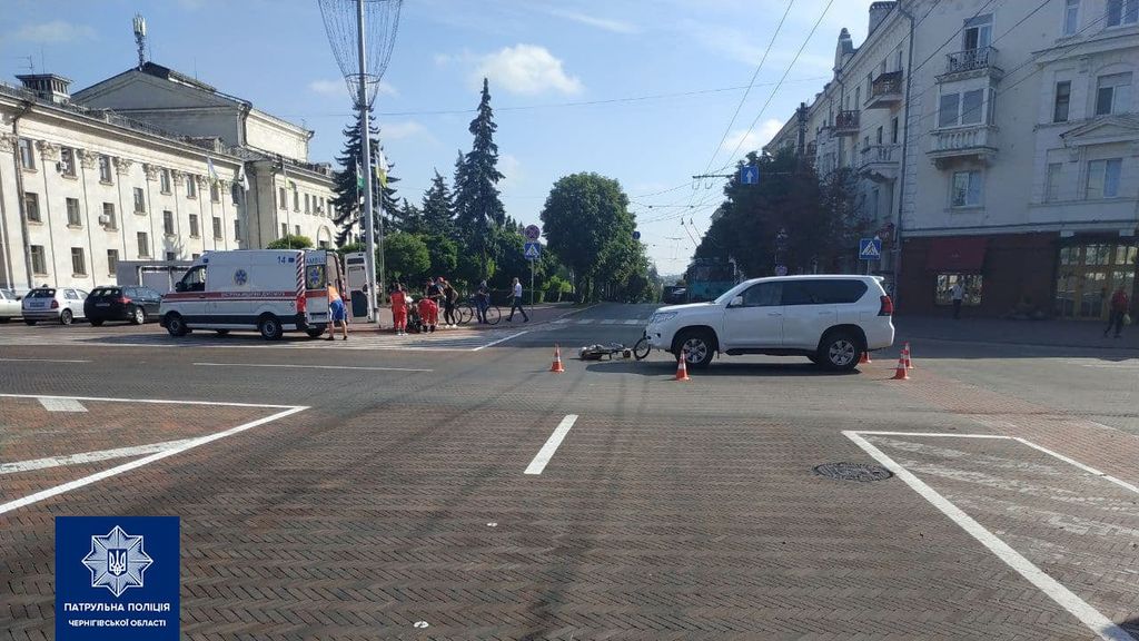Водійка Тойоти Ленд Крузера збила велосипедиста на Красній площі (ФОТО)