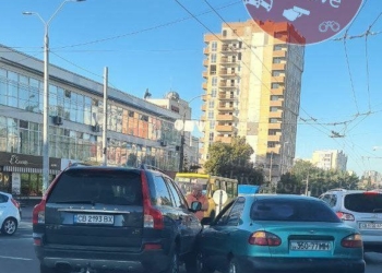 Через ДТП на 5 Кутах утворився величезний затор (ФОТОФАКТ)
