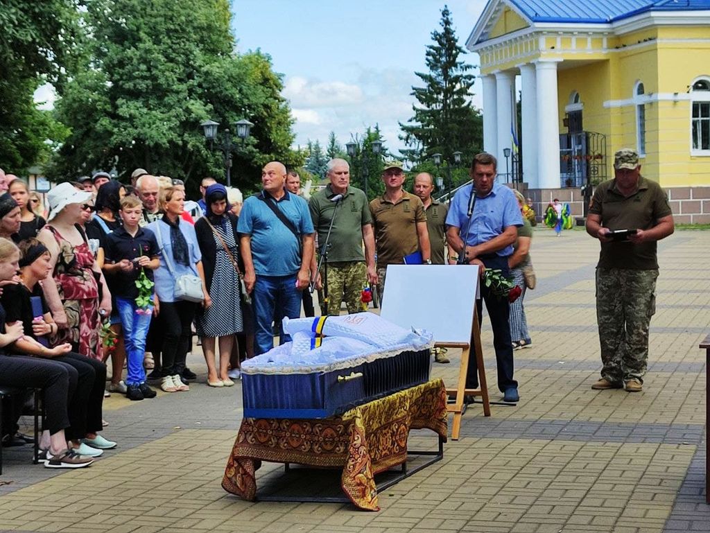 На Чернігівщині провели в останню путь 35-річного військового (ФОТО)