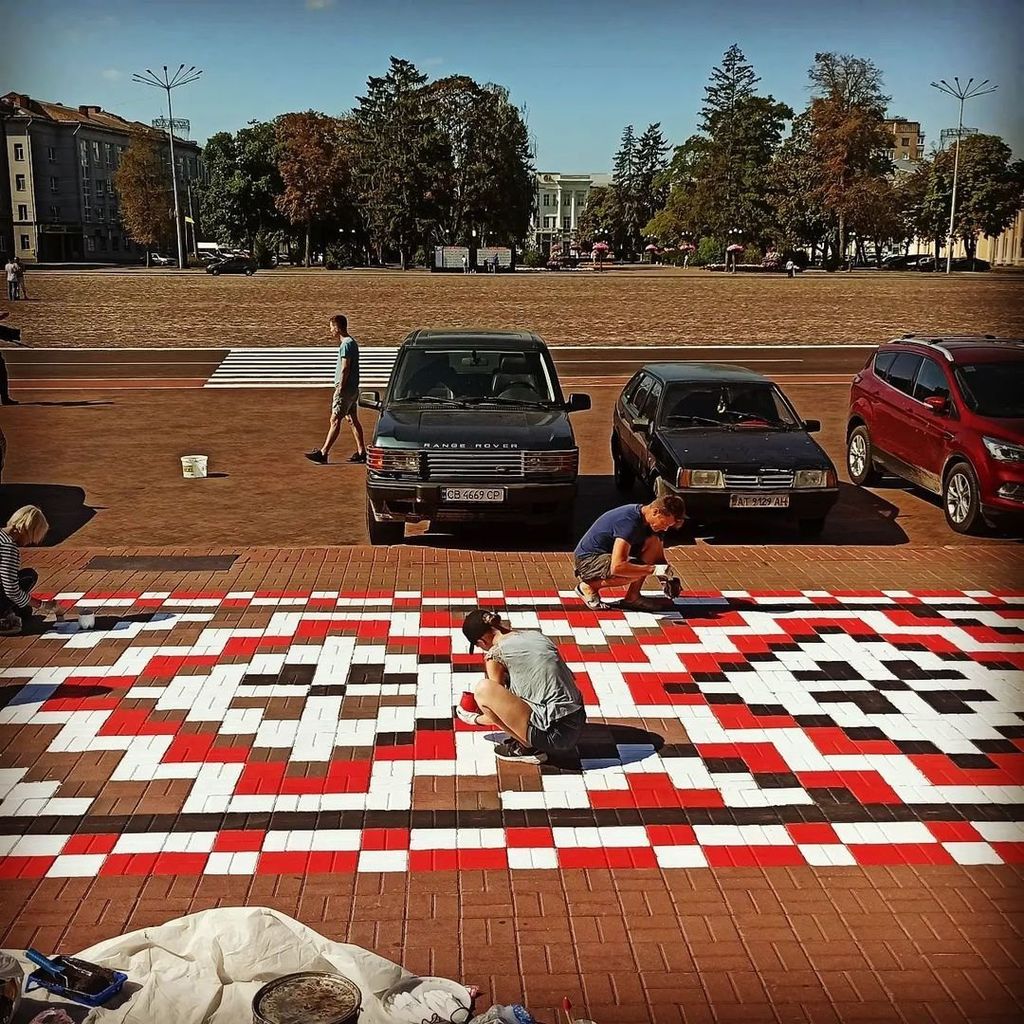 На Красній площі чернігівці оновили український орнамент (ФОТОРЕПОРТАЖ)
