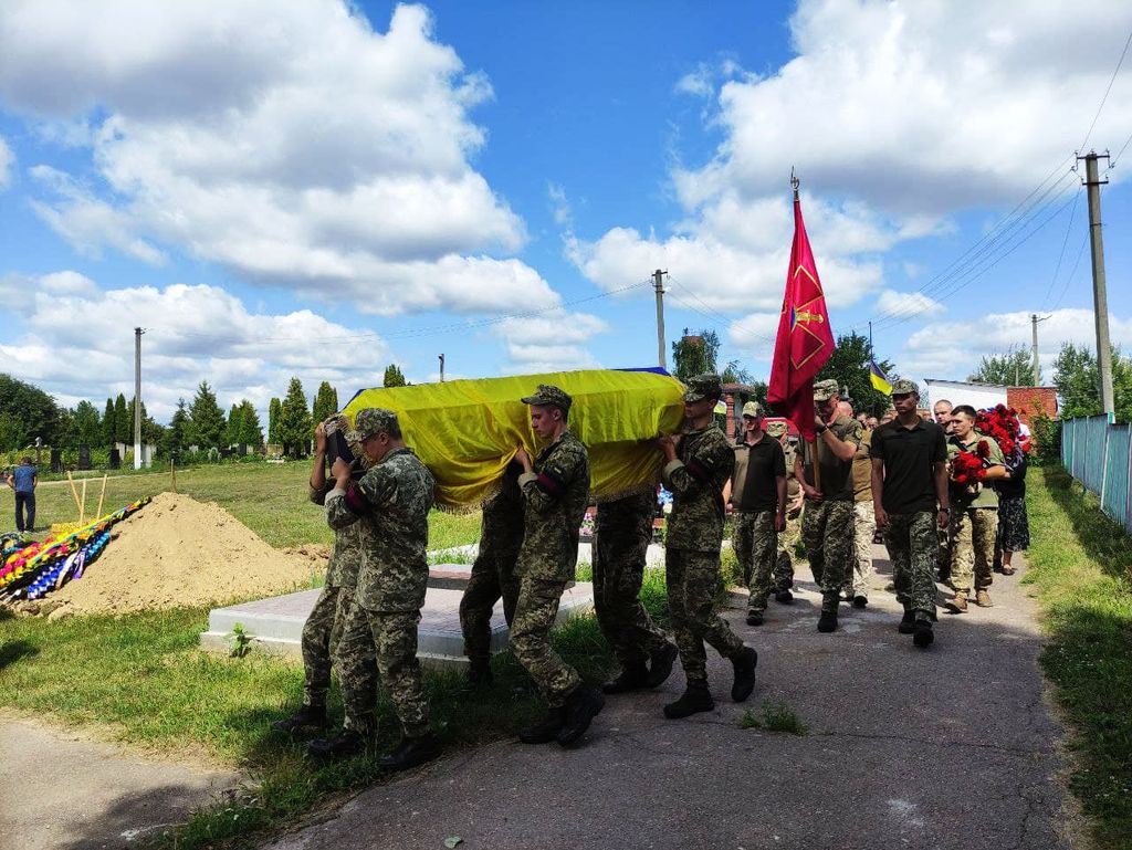 На Чернігівщині провели в останню путь 35-річного військового (ФОТО)
