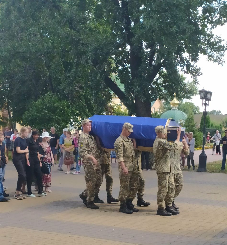 На Чернігівщині провели в останню путь 35-річного військового (ФОТО)