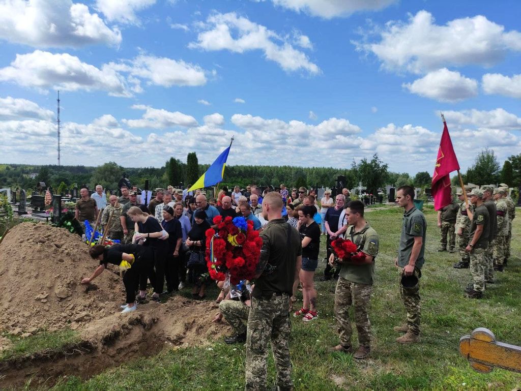 На Чернігівщині провели в останню путь 35-річного військового (ФОТО)