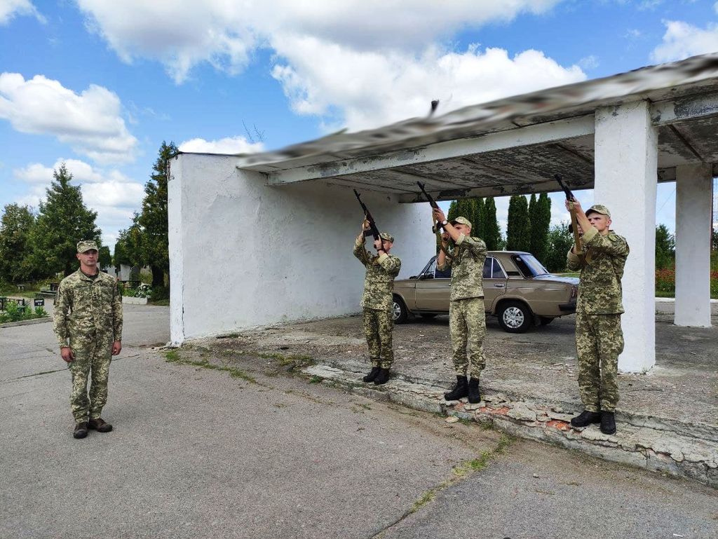 На Чернігівщині провели в останню путь 35-річного військового (ФОТО)